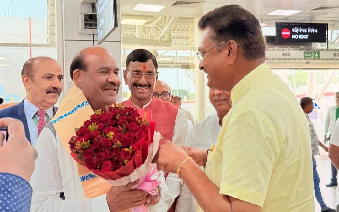 लोकसभा अध्यक्ष पहुंचे झारखंड तो एयरपोर्ट में ही हजारीबाग सांसद ने किया आत्मीय अभिनंदन