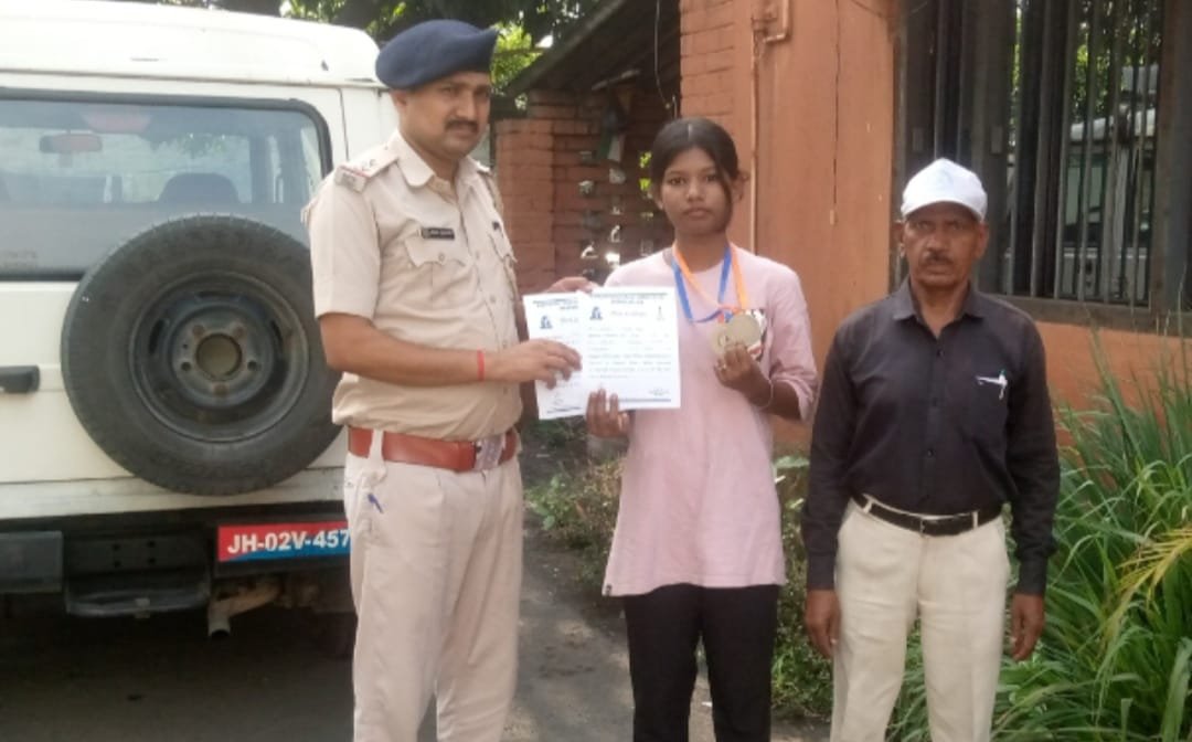 कराटेकार आस्था सिंह को थाना प्रभारी द्वारा हुई सम्मानित