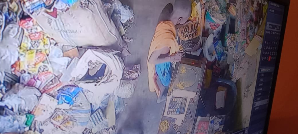 भुरकुंडा बाजार दुकान से चोरी करने वाले वृद्ध व्यक्ति को पकड़ा
