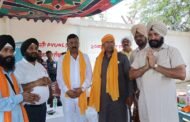 सिखों के पांचवे गुरु अर्जुन देव के शहीदी दिवस पर ठंडा शरबत और चना प्रसाद का वितरण