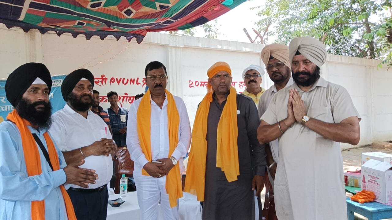 सिखों के पांचवे गुरु अर्जुन देव के शहीदी दिवस पर ठंडा शरबत और चना प्रसाद का वितरण