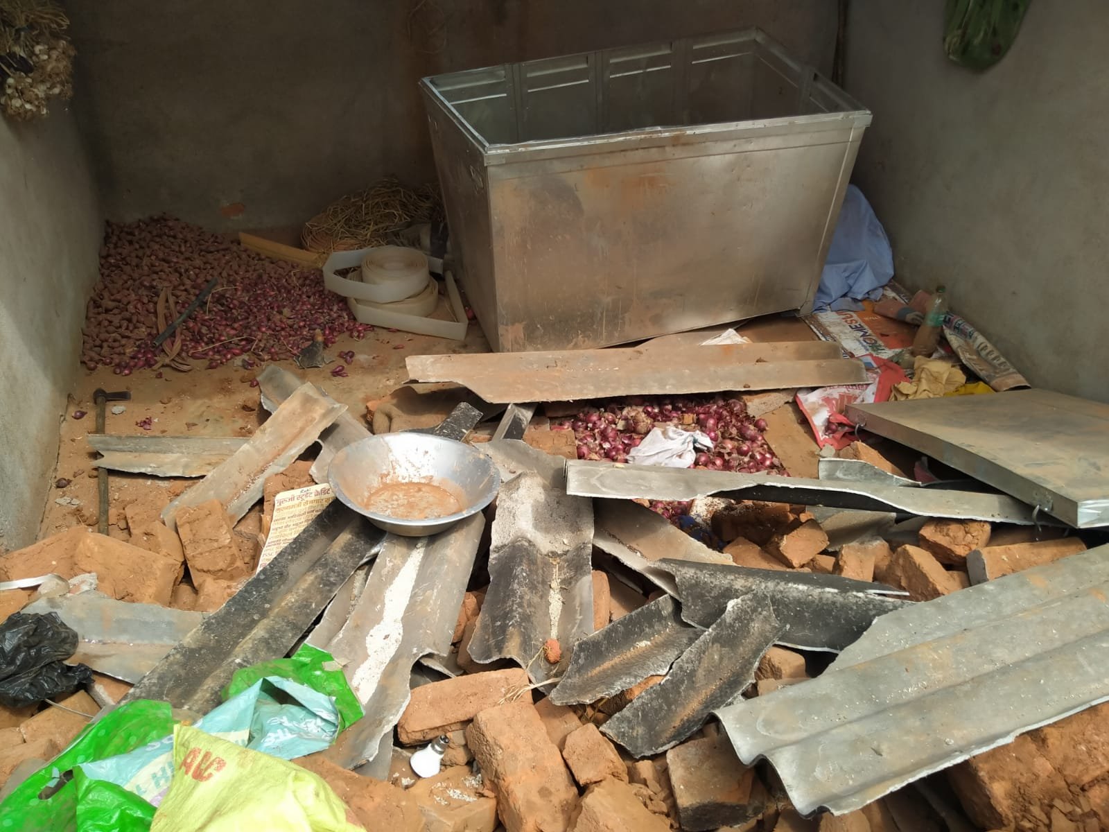 गोला निवासी रमेश महतो के घरों को तोड़कर रखे अनाज खा गए हाथी, लोगों में दहशत का माहौल