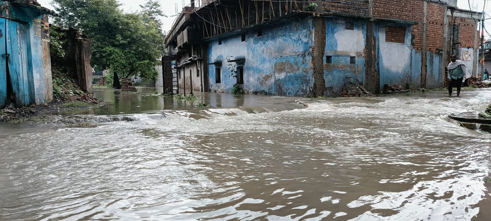 भुरकुंडा क्षेत्र में लगातार बारिश ने मचाया तबाही जनजीवन अस्त-व्यस्त
