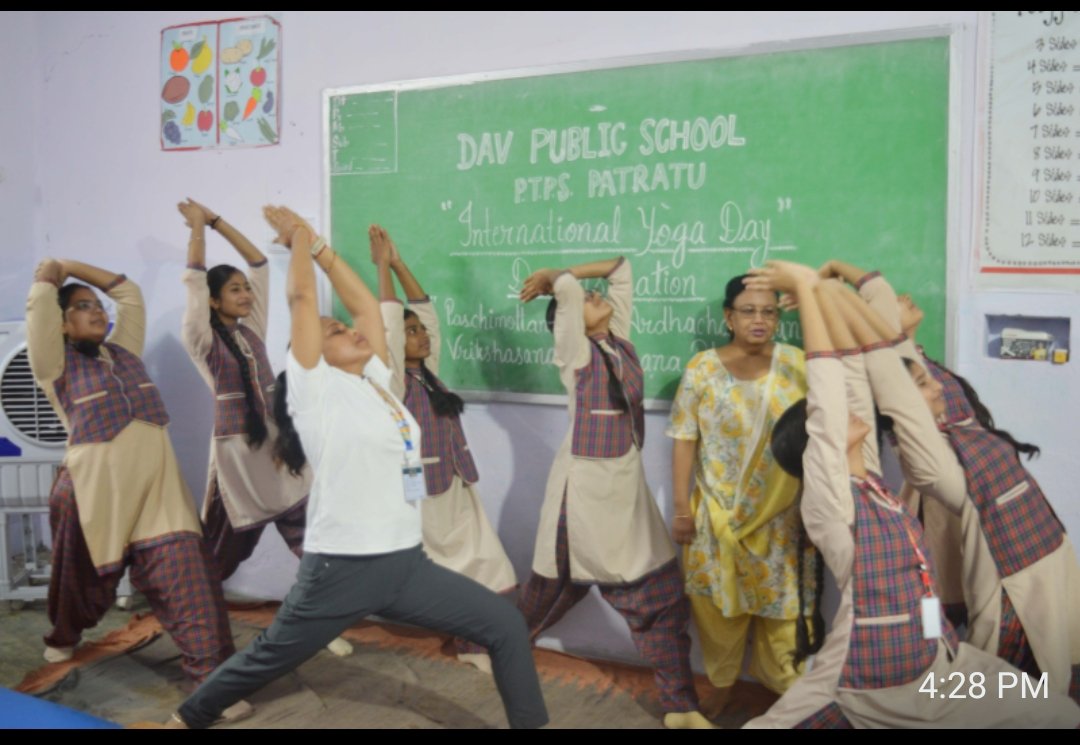 डीएवी पब्लिक स्कूल पतरातू में योग पर चित्रकला,योग मुद्रा,प्रदर्शन प्रतियोगिता का आयोजन सम्पन्न