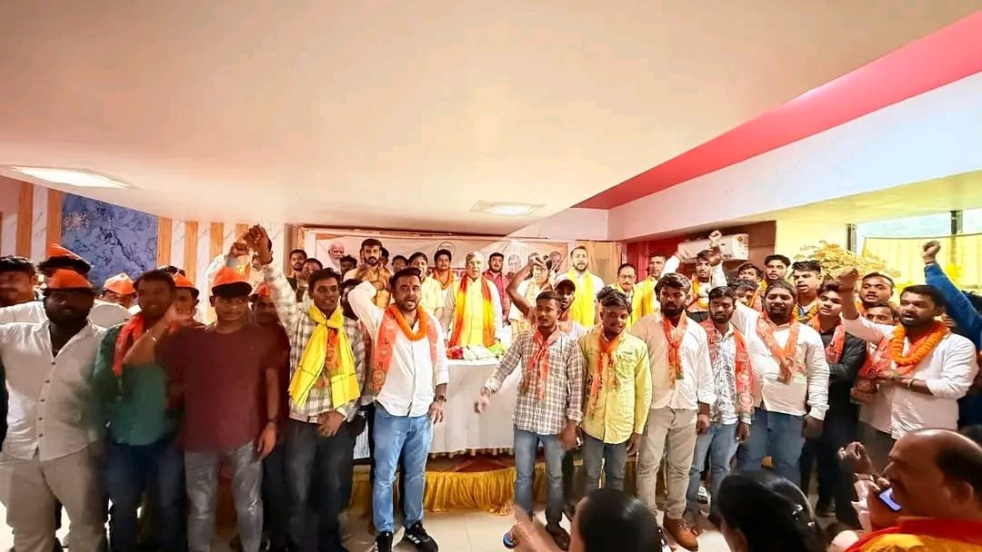 विभिन्न दलों की सैकड़ों युवको ने भाजपा का दामन थामा
