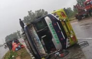 हजारीबाग के गोरहर थाना क्षेत्र में कोलकाता से बिहार जा रही बस पलटी