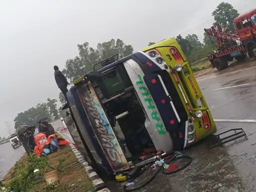 हजारीबाग के गोरहर थाना क्षेत्र में कोलकाता से बिहार जा रही बस पलटी
