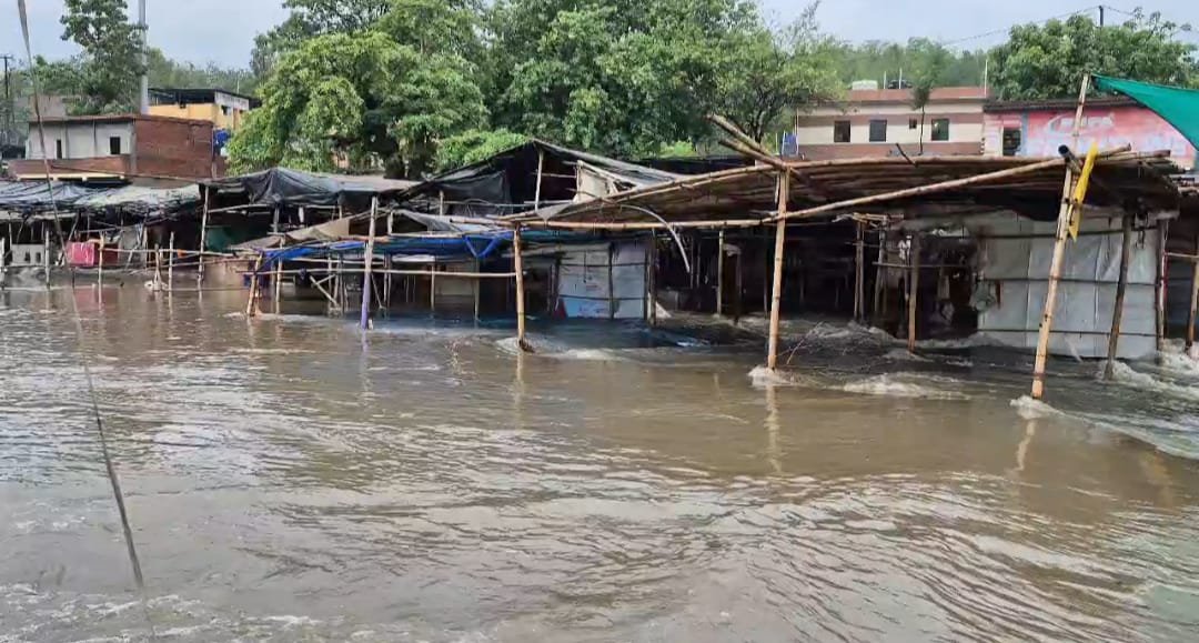 मां छिन्नमस्तिका मंदिर रजरप्पा परिसर की दुकानें हुई जलमग्न,श्रद्धालु परेशान