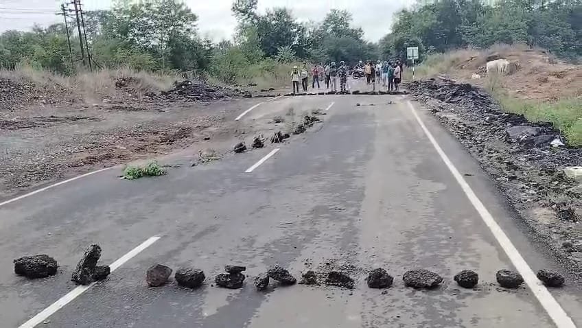 बारिश के कारण सड़क का आधा हिस्सा धसा,आवाजही बंद