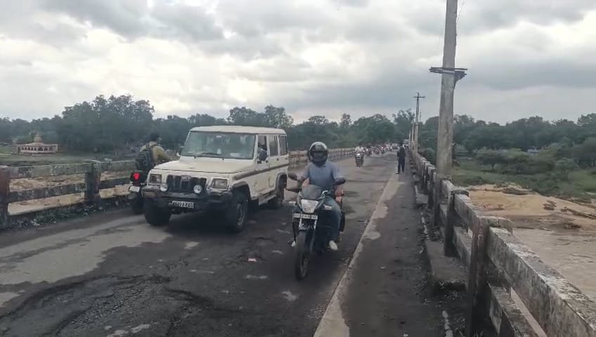 दो जिलों को जोड़ने वाली भुरकुंडा गिद्दी पुल खतरे में