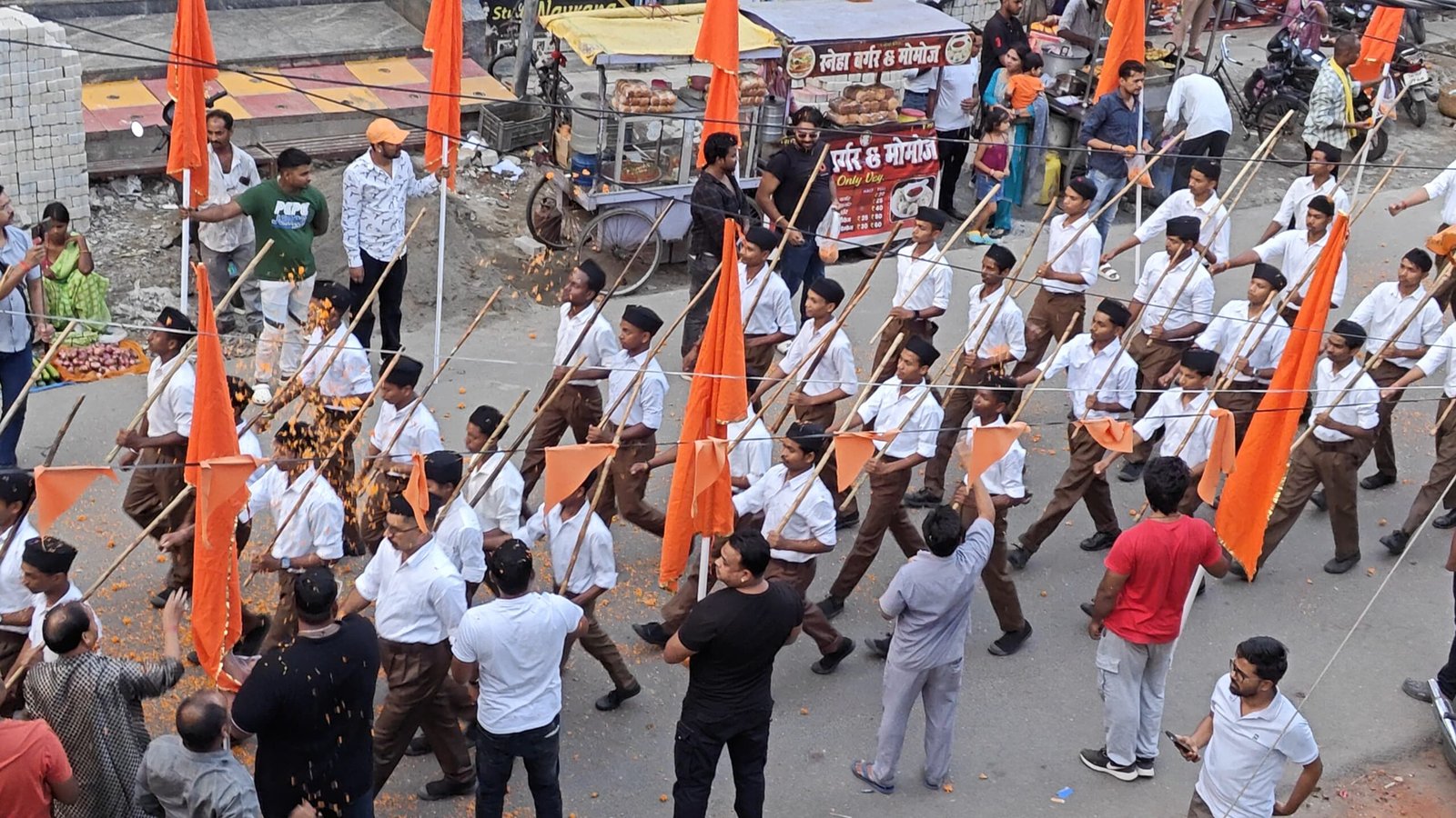 पथ संचालन के दौरान सांसद सेवा कार्यालय में संघ के स्वयंसेवकों का पुष्पवर्षा कर किया गया भव्य स्वागत