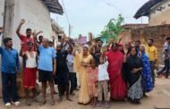 पीसीसी सड़क में अनियमितता बरतने का आरोप, ग्रामीणों ने किया विरोध