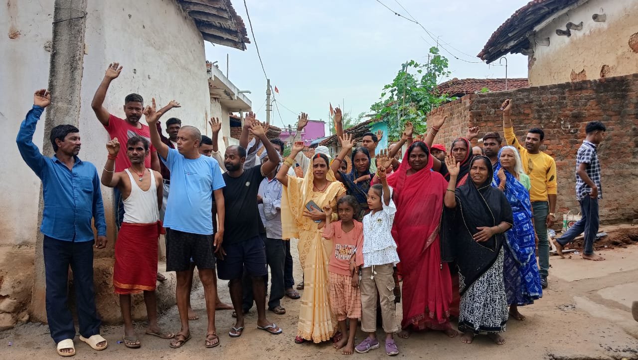 पीसीसी सड़क में अनियमितता बरतने का आरोप, ग्रामीणों ने किया विरोध