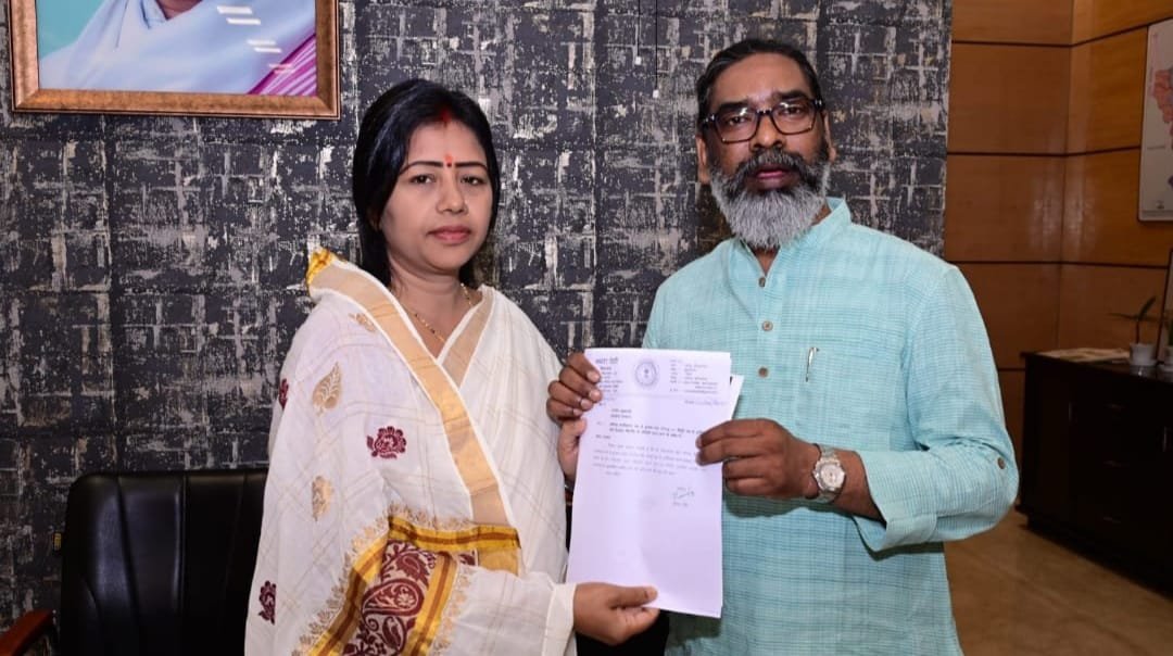 दुलमी प्रखंड में पुलिस थाना की मांग को लेकर विधायक ने मुख्यमंत्री को सौंपा पत्र