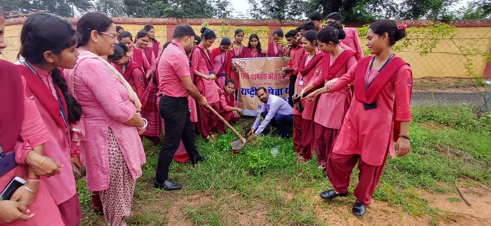 महर्षि परमहंस कॉलेज में विश्व पर्यावरण दिवस पर पौधारोपण किया गया