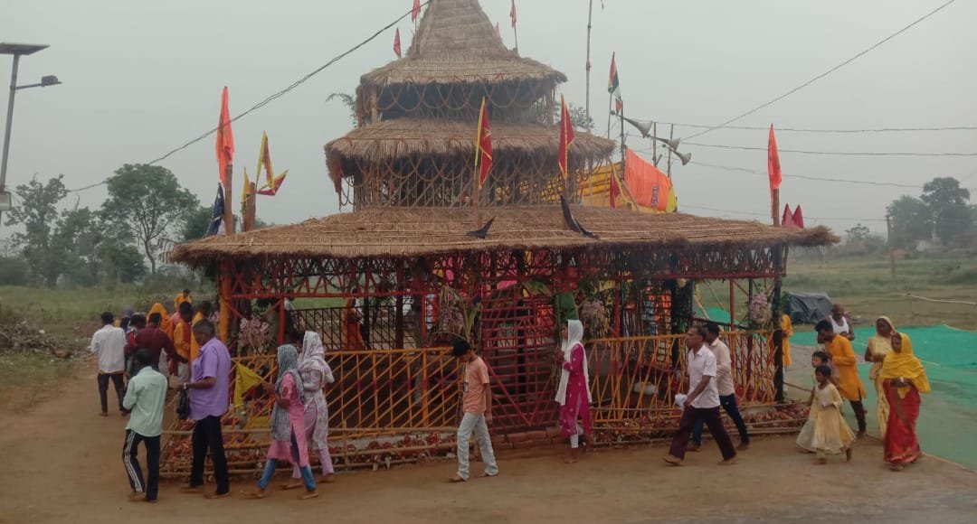 श्री श्री पशुपतिनाथ मंदिर शिव परिवार प्राण प्रतिष्ठा यज्ञ में श्रद्धालुओं की भीड़