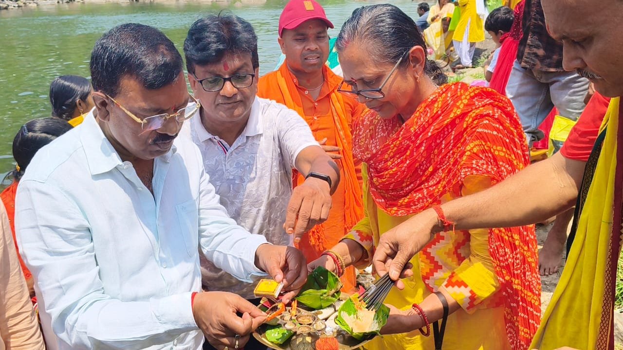 विश्व पर्यावरण दिवस एवं गंगा दशहरा के मौके पर नदी तट पर पूजन कार्यक्रम का आयोजन