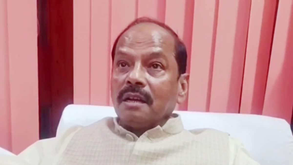 धनबाद में हेमंत सरकार पर जमकर बरसे रघुवर दास