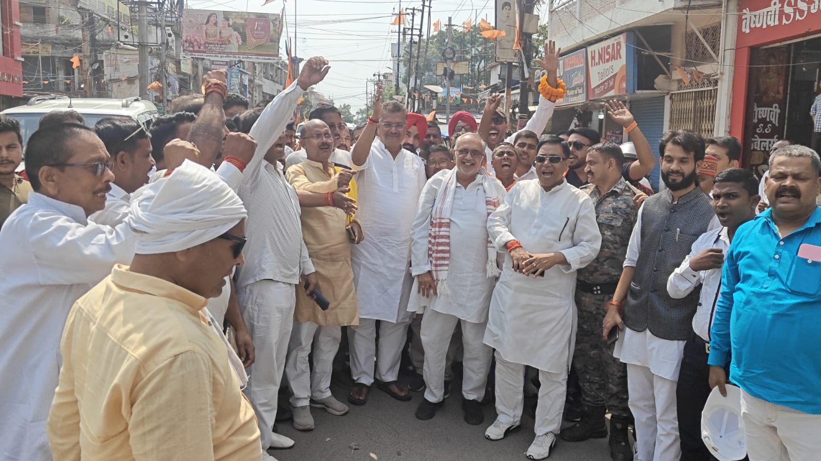 हजारीबाग में पुलिसिया ज़ुल्म के ख़िलाफ़ रेस हुए सांसद मनीष जायसवाल