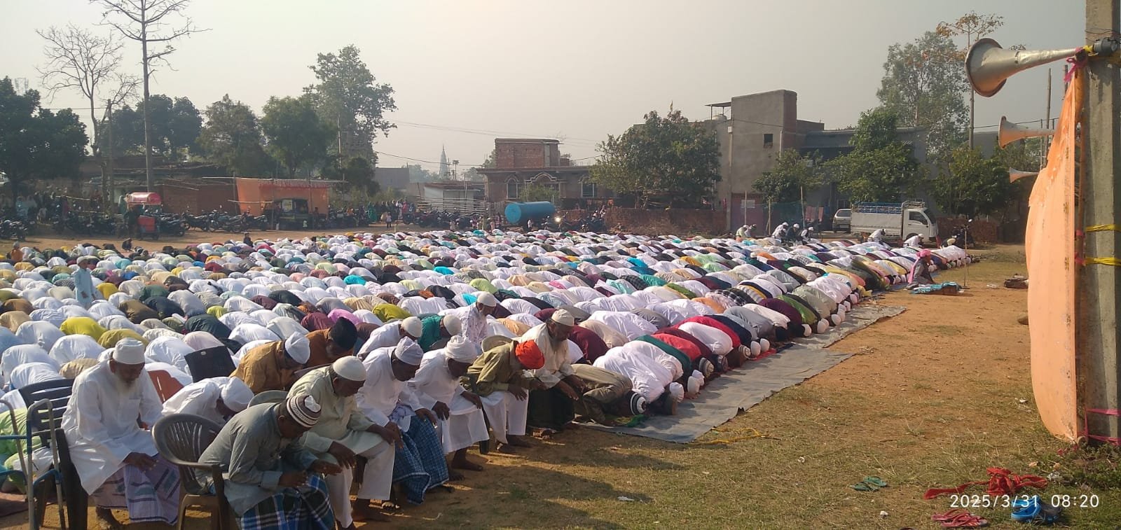 मुस्लिम भाइयों ने बकरीद की नमाज ईदगाह वो मस्जिद में अदा किया