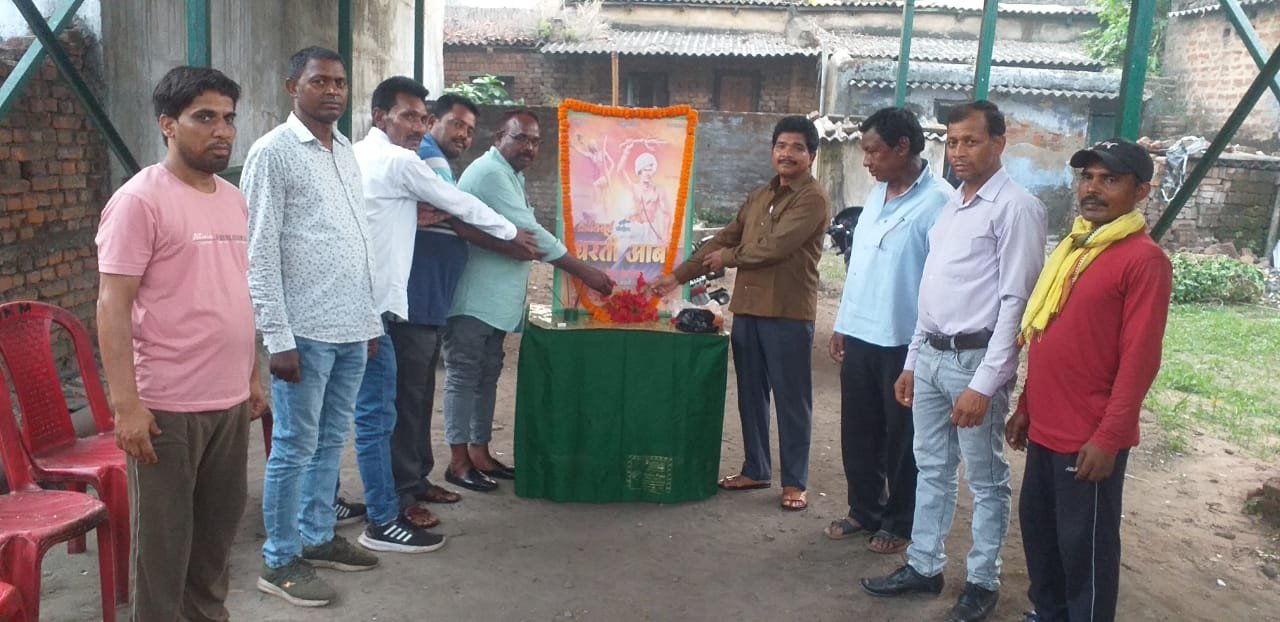 झामुमो कार्यालय भुरकुंडा में बिरसा मुंडा की 125 वीं पुण्यतिथि मनाई