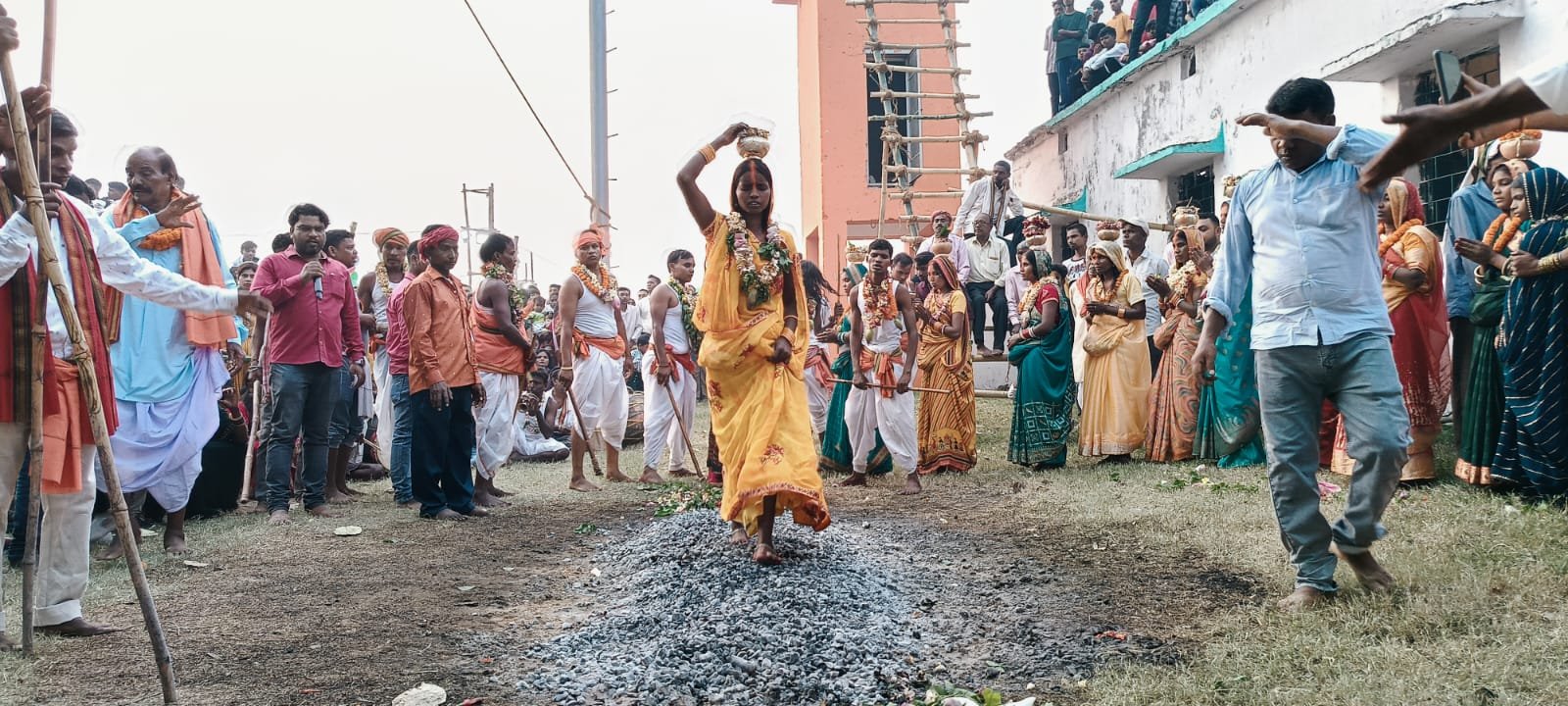 दहकते अंगारों पर चलकर दिया शिव भक्ति का परिचय
