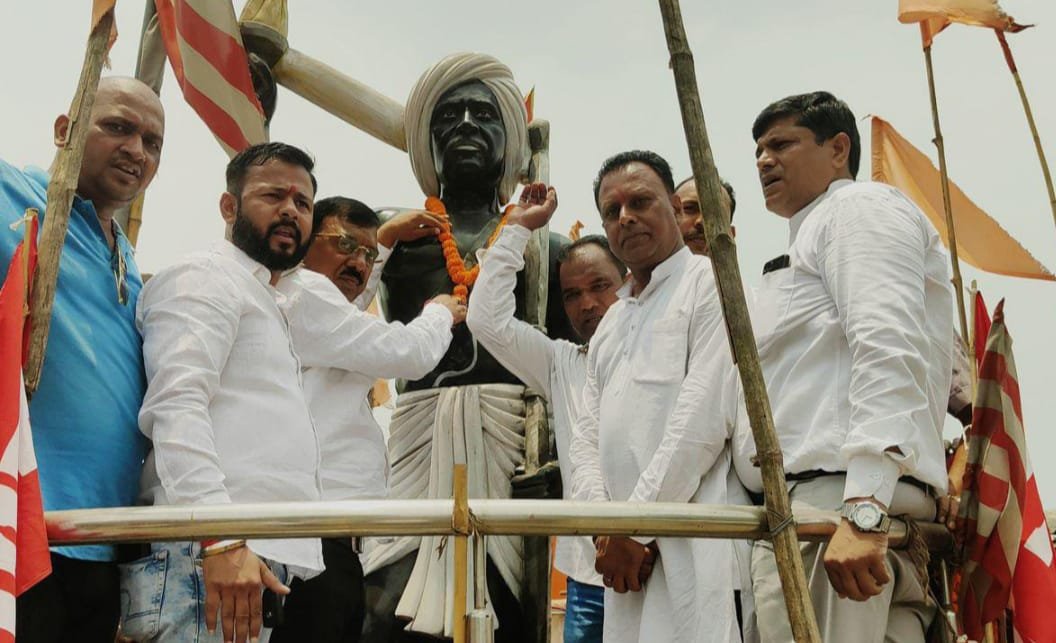 भुरकुंडा में भगवान बिरसा मुंडा को श्रद्धांजलि दी गई