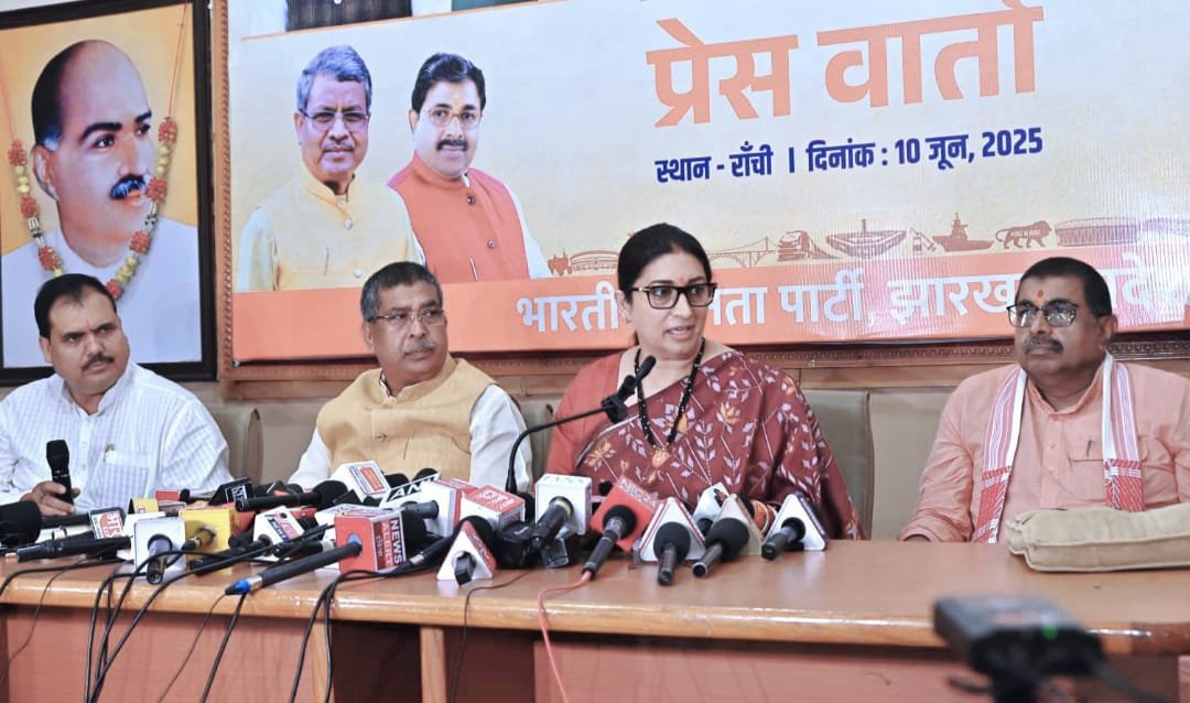 प्रदेश कार्यालय में प्रदेश अध्यक्ष एवम नेता प्रतिपक्ष,प्रदेश संगठन महामंत्री ने अंगवस्त्र और स्मृति चिन्ह देकर श्रीमती ईरानी का स्वागत किया