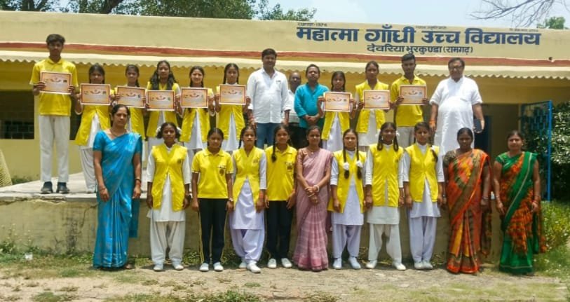 महात्मा गांधी उच्च विद्यालय में टॉप टेन पर आने वाले विद्यार्थी को सम्मानित किया गया