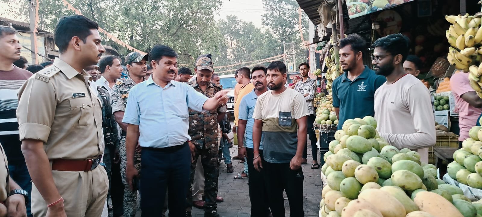 भुरकुंडा बाजार में एसडीपीओ व सीओ ने अतिक्रमण के खिलाफ जागरूकता अभियान चलाया