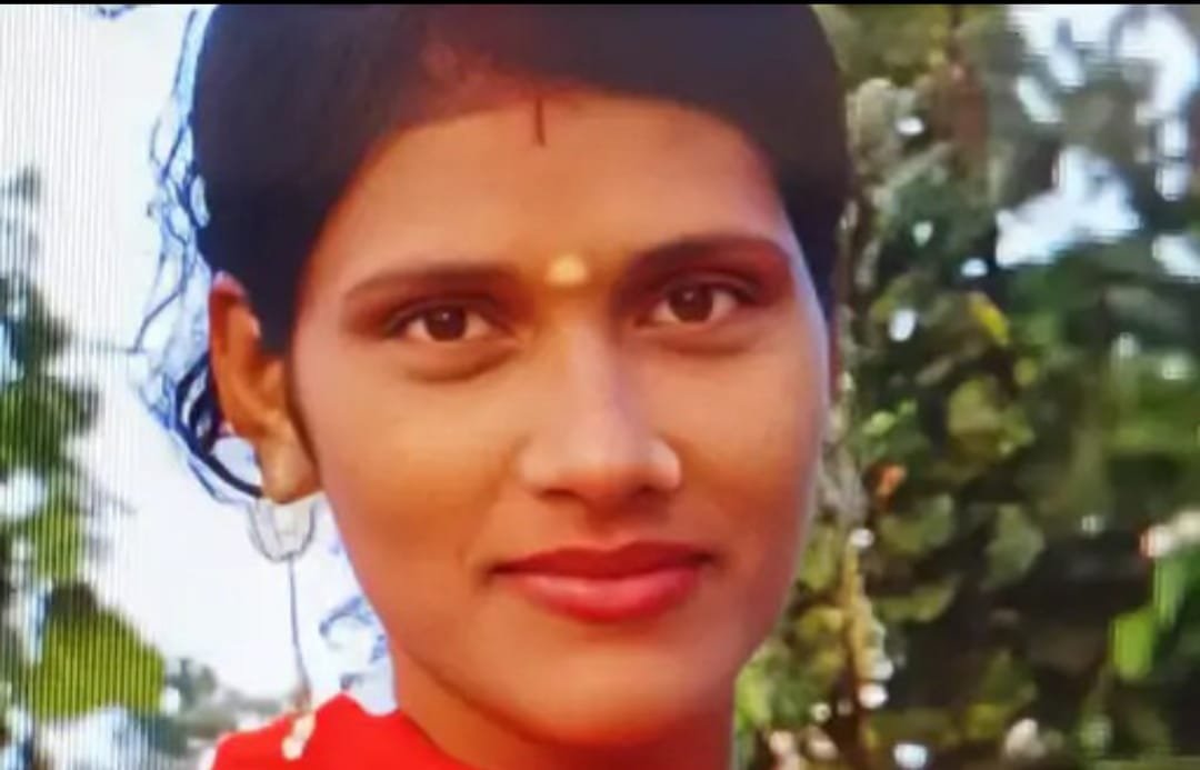 बरकाकाना-बरवाडीह रेलखंड के बीच चलती ट्रेन से धक्का देकर की थी पत्नी की हत्या