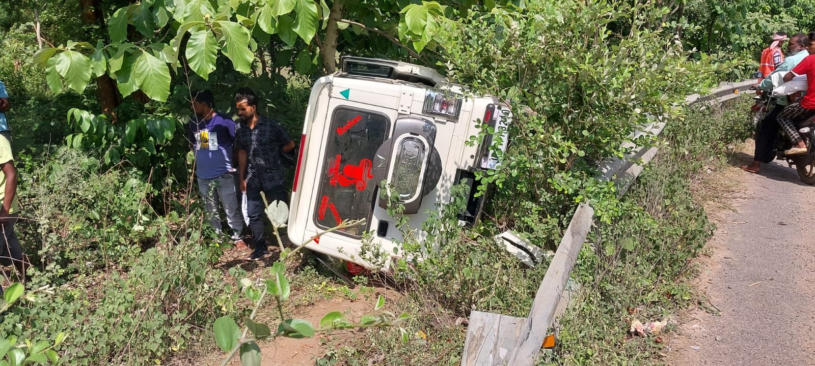 कटुआ कोचा के निकट गढ्ढे में गिरा बोलेरो, बचे लोग