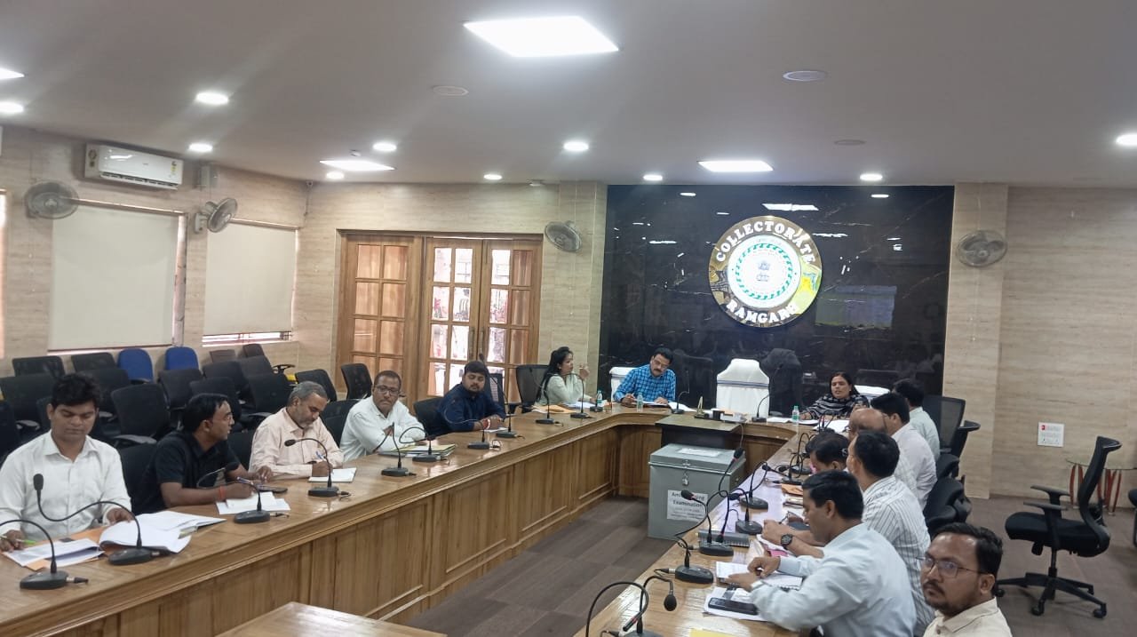 राजस्व संबंधित कार्यों की अपर समाहर्ता ने की समीक्षा