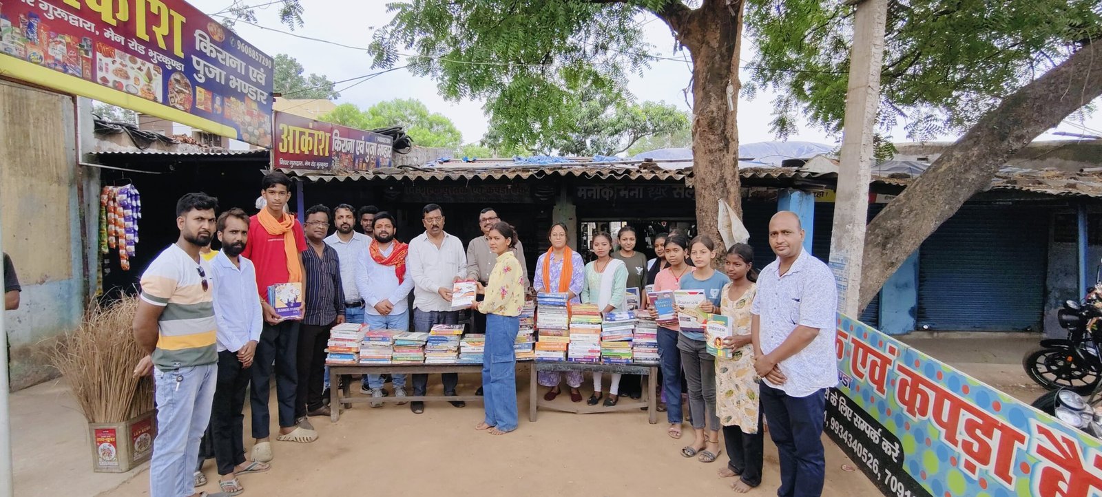 निःशुल्क कपड़ा एवं पुस्तक बैंक में जरूरतमंद विद्यार्थियों के बीच हुआ पुस्तक का वितरण