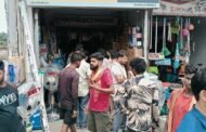 दुकान से चोरी कर भागते हुए चोर को पकड़ा