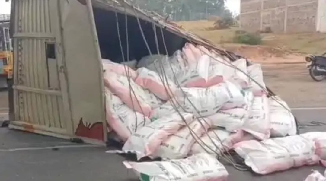 हजारीबाग में धान बीज से भरा ट्रक पलटा