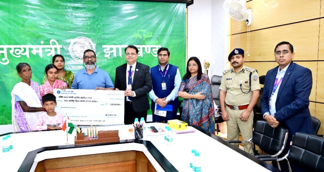 मुख्यमंत्री हेमन्त सोरेन से शहीद आरक्षी सुनील धान के परिजनों ने की मुलाकात