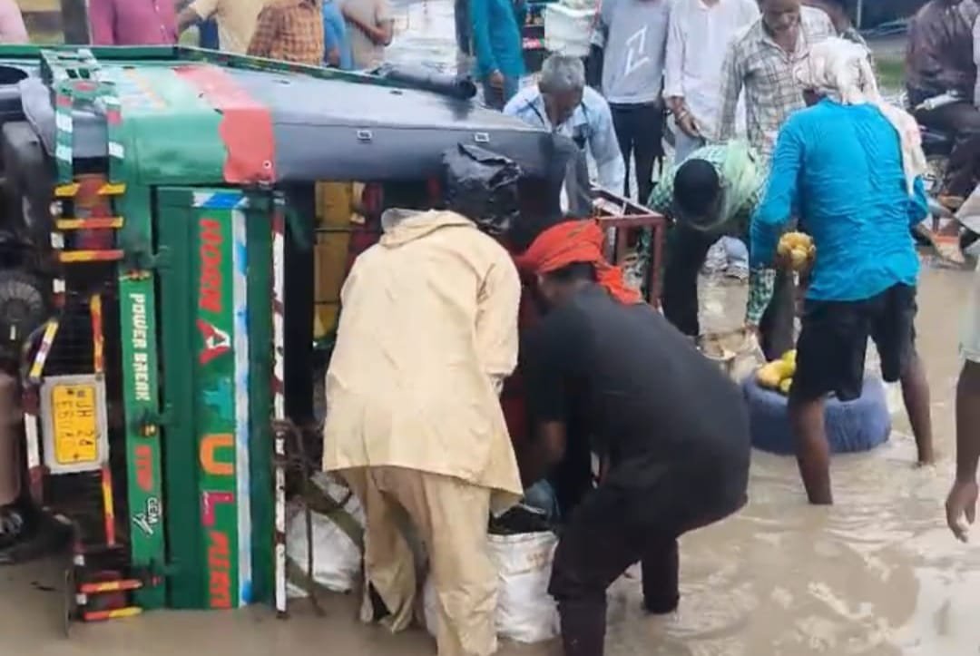गोला-मुरी सड़क में हुए गढ्ढों में भरा पानी,सवारी से भरी टेंपो वाहन पलटी, कोई हताहत नहीं