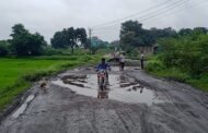 चोरधारा की जर्जर मुख्य सड़क कीचड़ और छोटे-छोटे तालाब में तब्दील
