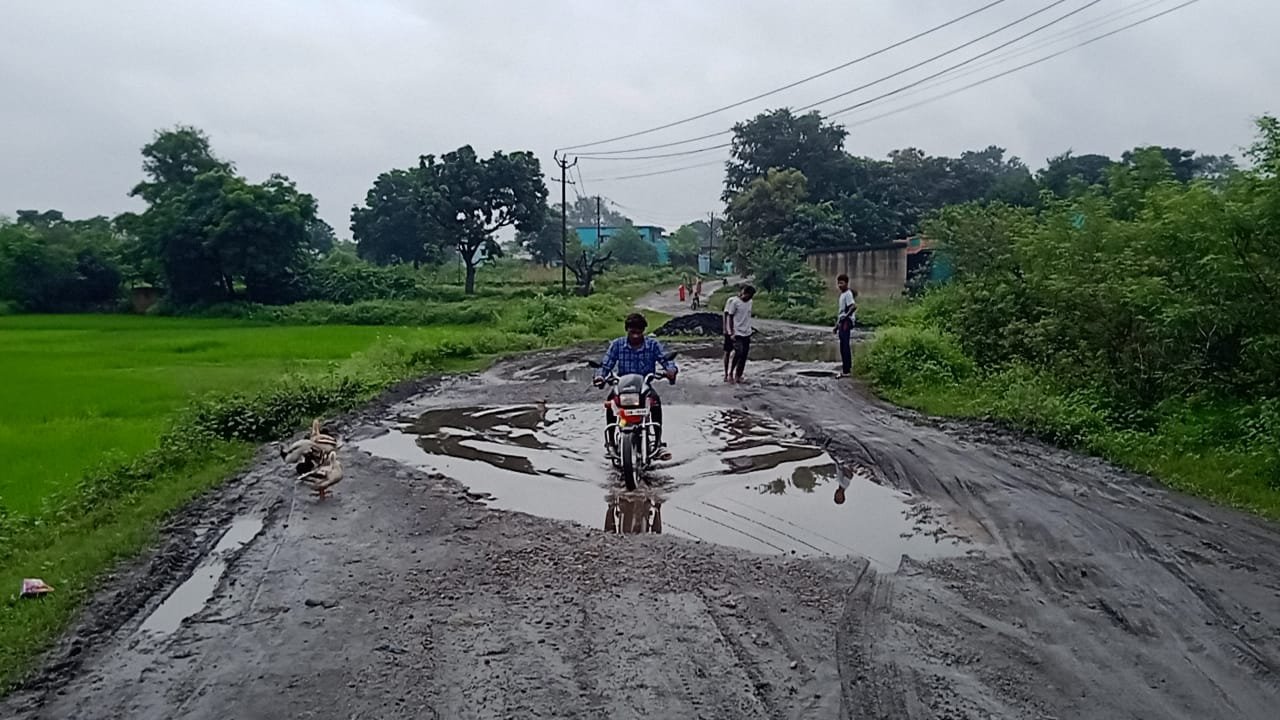 चोरधारा की जर्जर मुख्य सड़क कीचड़ और छोटे-छोटे तालाब में तब्दील