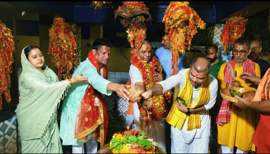 धनबाद सांसद ढुल्लू महतो ने मां छिन्नमस्तिका की पूजा अर्चना किया