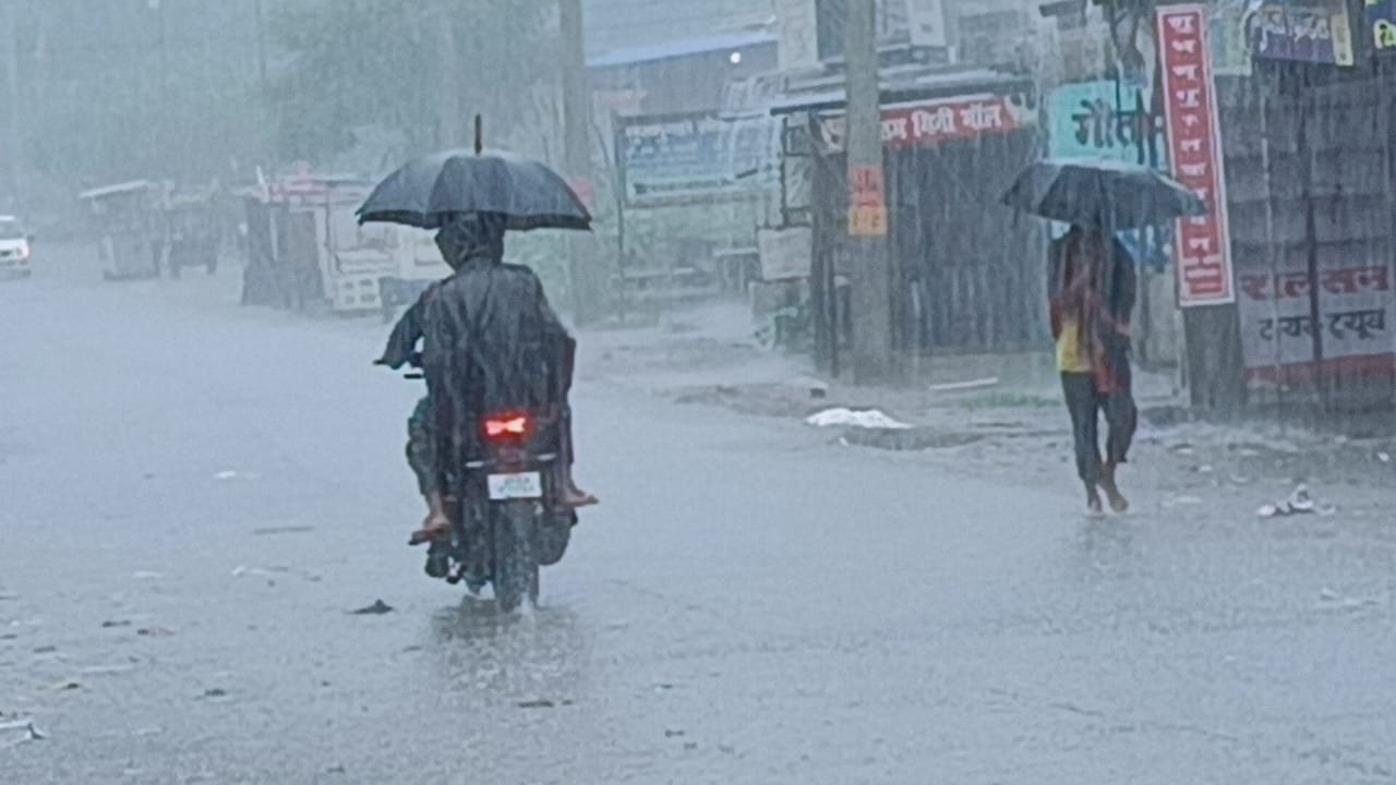 भुरकुंडा में दामोदर और नलकरी नदी उफान पर