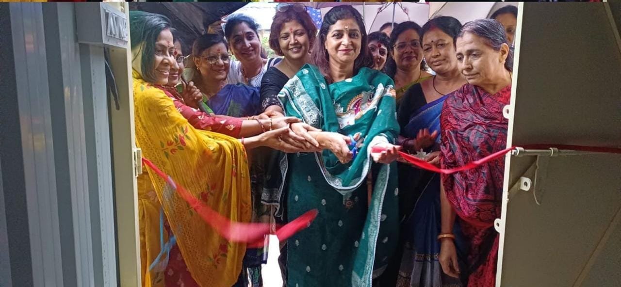 स्वर्णरेखा महिला समिति द्वारा त्रिशक्ति महिला समिति को प्रदान की गई प्री-फैब्रिकेटेड शॉप