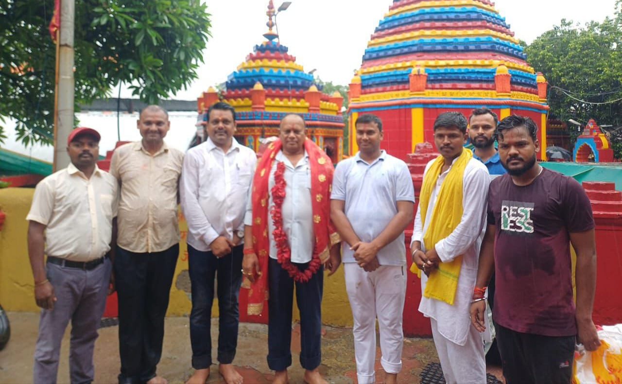 राष्ट्रीय जनता दल के राष्ट्रीय महासचिव व अन्य ने मां छिनमस्तिका मंदिर में की पूजा अर्चना