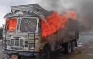 सरायकेला में चलते ट्रक में लगी आग, ड्राइवर ने कूदकर बचाई जान