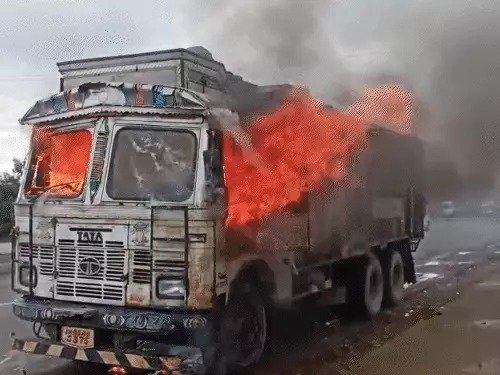 सरायकेला में चलते ट्रक में लगी आग, ड्राइवर ने कूदकर बचाई जान