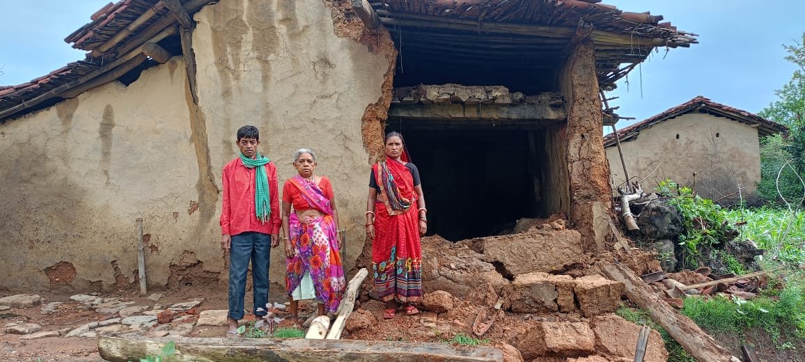 हेमतपुर गांव में भारी बारिश के कारण गिरा मकान,बाल बाल बचे लोग