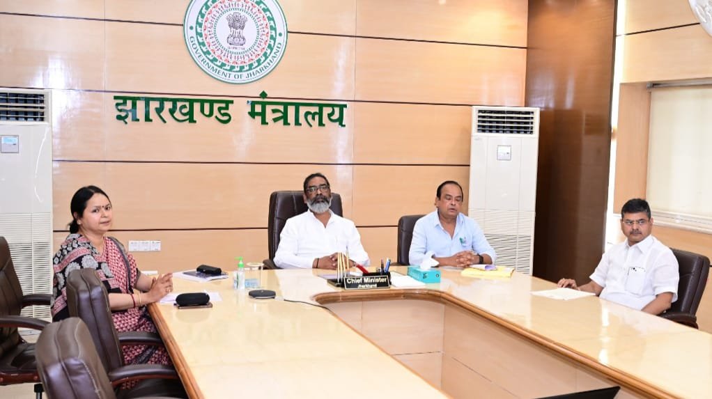 मुख्यमंत्री ने वीडियो कॉन्फ्रेंसिंग के जरिए सभी जिलों के उपायुक्तों के साथ किया संवाद