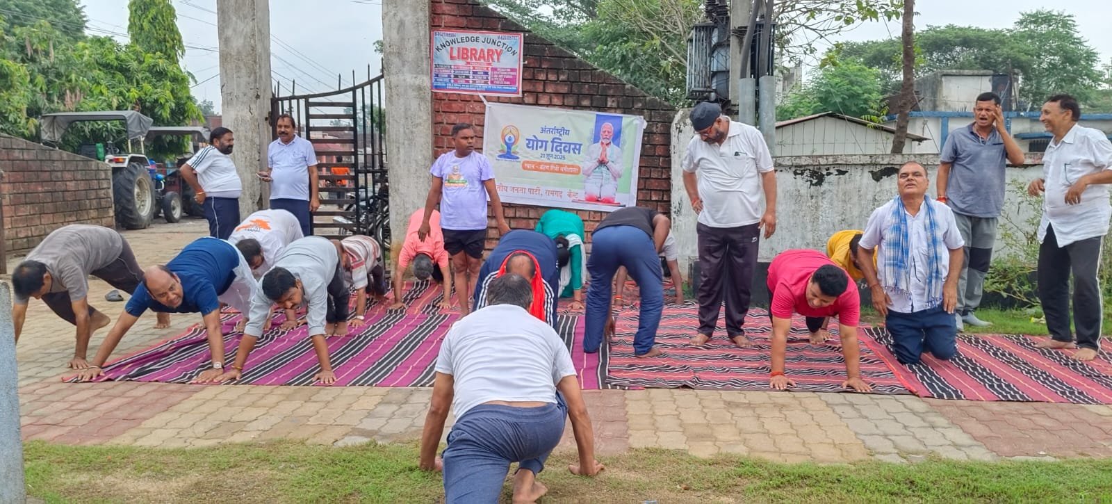 अंतरराष्ट्रीय योग दिवस के अवसर पर भाजपा ने जिला के विभिन्न मंडलों में योगाभ्यास का आयोजन किया