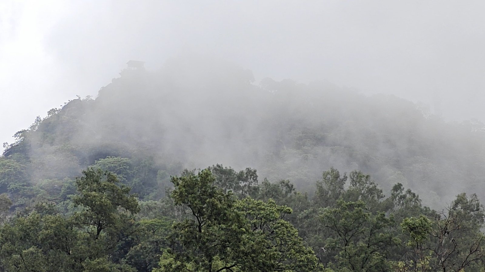 कनहरी हिल का बादलों से गुफ्तगू...